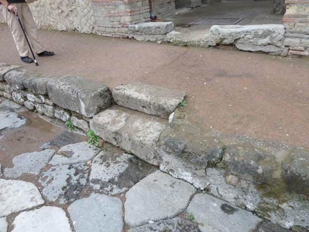 Ins. Orientalis II.8, Herculaneum. September 2015. Two steps from roadway to pavement in front of entrance doorway.